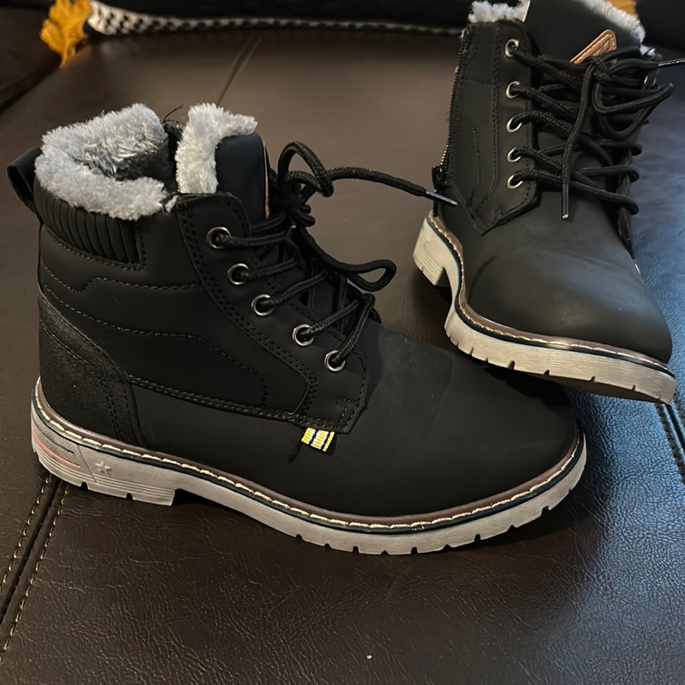 Boys fur lined snow boot